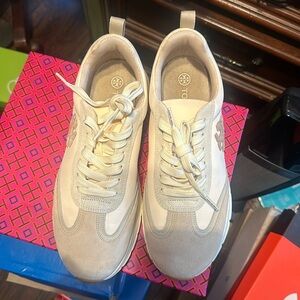 Casual athletic shoe